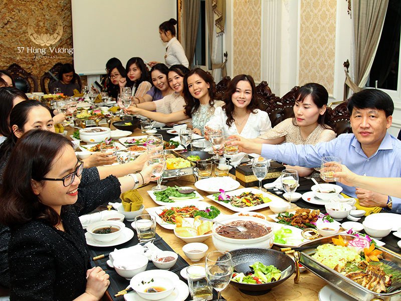 Tiệc công ty tổ chức tại phòng VIP nhà hàng 37A Hùng Vương