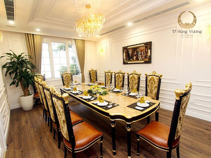 Phòng VIP sang trọng được tô điểm bằng các bức tranh Iran và đèn chùm hoàng gia Ba Tư
